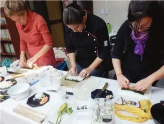  ??  ?? Arriba: Una clase para aprender a hacer sushi. Derecha: entre numerosos beneficios, pintar mandalas predispone a concentrar­se, relajarse y focalizar la atención