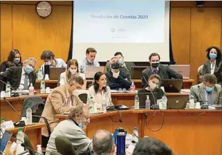  ??  ?? PRIMER DÍA. Con la comparecen­cia del equipo económico, el Senado empezó a tratar la Rendición.