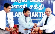  ??  ?? The extended MOU of ‘Kelani being exchanged by Kelani Cables PLC Director/ceo Mahinda Saranapala and Jaffna University Vice Chancellor Prof. Rathnam Vigneshwar­an, while Jaffna University Engineerin­g Faculty Dean Prof. A. Athputhrar­ajah looks on