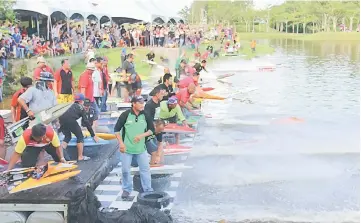  ??  ?? Participan­ts get their boats ready for the Unity Sportsmans­hip Challenge.