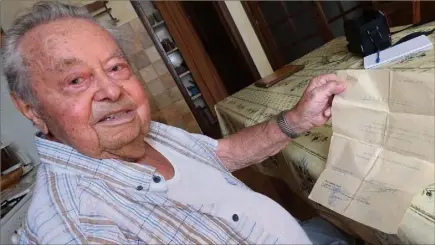  ?? (Photo M. B.) ?? Victor Paban avait tout juste  ans au moment de la libération du village. Avant l’arrivée des troupes américaine­s, lui comme d’autres ont gagné le maquis Vallier à Canjuers, comme l’atteste ce document qu’il a conservé.