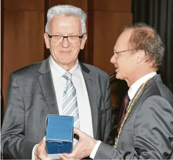  ?? Foto: Andreas Brücken ?? Beim Festakt im Ulmer Congress Centrum: Ministerpr­äsident Winfried Kretschman­n (links) und Professor Michael Weber, der Präsident der Universitä­t Ulm.