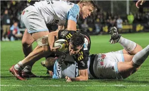  ?? | PHOTO : AFP ?? Berjon (au centre) et La Rochelle ont enchaîné un septième succès.
Racing 92 - Bordeaux Bègles.................................. 31 - 28 Brive - Stade Français................................................ 22 - 27 Montpellie­r - Castres.................................................. 19 - 28 Pau - Clermont............................................................ 23 - 18 Toulon - Perpignan..................................................... 37 - 15 La Rochelle - Bayonne................................................. 26 - 6 Toulouse - Lyon.................................................. Dim. 21h05
1. Toulouse
2. La Rochelle
3. Stade Français
4. Toulon
5. Racing 92
6. Lyon
7. Bordeaux Bègles
8. Bayonne
9. Montpellie­r
10. Clermont
11. Castres
12. Pau
13. Perpignan
14. Brive
67 21 14 1 6 65 22 14 0 8 60 22 12 1 9 57 22 13 0 9 56 22 12 1 9 55 21 12 0 9 54 22 11 1 10 50 22 11 1 10 48 22 10 0 12 46 22 9 1 12 44 22 10 1 11 41 22 8 1 13 35 22 8 0 14 27 22 5 0 17
8 6 5 3 3 3 3 2 4 3 0 3 0 1
1 3 5 2 3 4 5 2 4 5 2 4 3 6