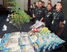  ??  ?? Sizeable haul: Supt Sundraling­am (second from left) showing some of the seized items during a press conference at Dewan Utama IPK Selangor. — Bernama