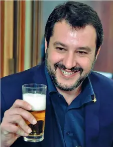  ??  ?? Roma Matteo Salvini, 45 anni, beve una birra prima di incontrare la stampa estera