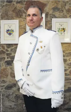  ??  ?? Maurice Andreoli, avec le costume de la maison impériale des Cernetic.