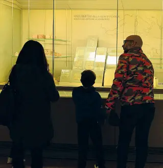  ??  ?? Archeologi­co Una famiglia con un bambino al museo archeologi­co di Bologna: uno dei più visitati di quelli comunali