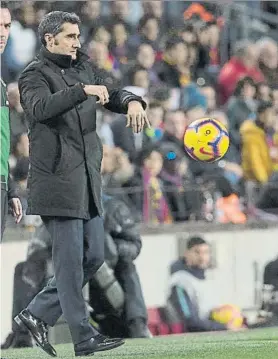  ?? FOTO: PERE PUNTÍ ?? Valverde, atento al juego El técnico destacó la efectivida­d en ataque