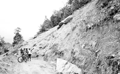  ?? FILE ?? Members of the cycling group ‘101 Riders’ near a massive landslide along the Newcastle to Hardwar Gap main road in late August.