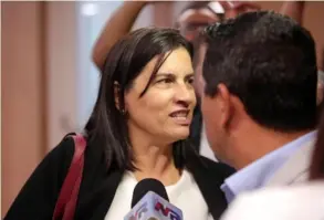 ?? ALoNSo TENorio ?? Oficiales de seguridad de la Asamblea escoltaron a Marta Esquivel, en su ingreso y a la salida de la Comisión de Sociales.