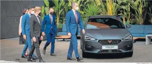  ?? DAVID ZORRAKINO / EP ?? El Rey pasa ante un modelo de Cupra, seguido por el presidente del Gobierno, Pedro Sánchez, y directivos de Volkswagen y Seat.