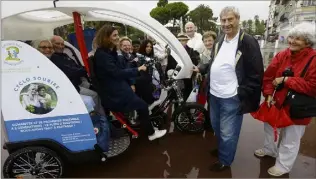  ?? (Photo Frantz Bouton) ?? Le service est totalement gratuit : ce seront des étudiants qui promènent bénévoleme­nt les anciens.