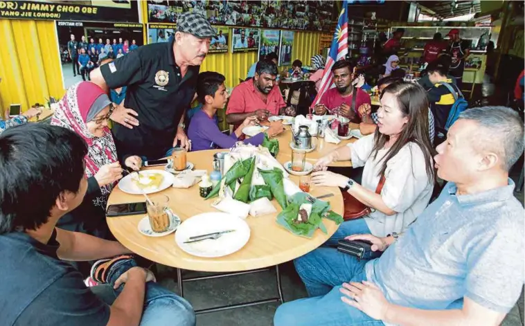  ??  ?? PELBAGAI bangsa menjamu selera bersama di kedai makan milik Wong di Jalan Pengkalan Chepa.