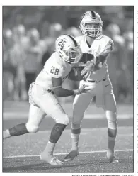  ?? NWA Democrat-Gazette/ANDY SHUPE ?? Bentonvill­e West quarterbac­k Will Jarrett (right) hands off to running back Tyrese Smallwood on Friday during a game against Springdale Har-Ber at Wildcat Stadium in Springdale.