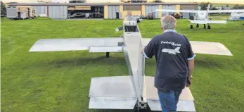  ??  ?? Auf dem Gelände des Fliegerclu­bs Langhenner­sdorf in Ostthüring­en möchte Michael Schlosser die Flugtüchti­gkeit seines Eigenbaus testen.