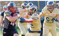  ?? FOTO: ANDREAS SCHLICHTER ?? Leon Helm von den Saarland Hurricanes im Zweikampf mit Patrik Vainer (88) von den Nürnberg Rams.