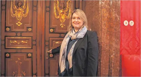  ?? FOTO: MICHAEL HESCHELER ?? Im Frühjahr öffnet Katharina Pfitzinger die Türen zum französisc­hen Salon, in dem früher die Fürsten speisten. In der kommenden Saison sollen im Schloss Glanzstück­e zu sehen sein.