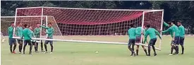  ?? SIDIK MAULANA TUALEKA/JAWA POS ?? KOMPAK: Pemain timnas U-15 sebelum latihan di Stadion Atang Sutresna, Cijantung, Jakarta Timur.