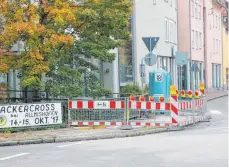  ?? FOTO: HEB ?? Die Brücke über die Eschach in der Bahnhofsst­raße ist für Fußgänger derzeit nicht passierbar.