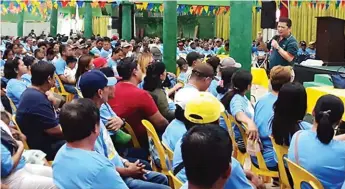  ??  ?? Ric M. Reyes talking about the advantages of grafted ampalaya before a gathering in Pampanga.