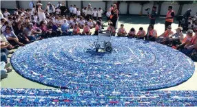  ??  ?? The length of the chain was measured at 2,738.5 meters and it consisted of 323,103 bottle caps.