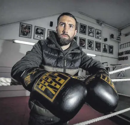  ?? VALENTÍ ENRICH ?? Sandor Martín recibió a SPORT en el `KO Verdún' que regenta su entrenador y padre Rafa Martín antes de la pelea en la que tratará de enfundarse el cinturón europeo superliger­o por tercera vez //