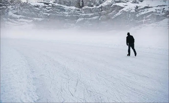  ?? ANTHONY ANEX / AP ?? Un hombre patina en el congelado lago de montaña Oeschinens­ee, cerca de Kandersteg, en Suiza, donde hasta estos días había muy poca nieve