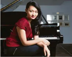  ?? Foto: Dominik Odenkirche­n ?? Die Pianistin Karin Kei Nagano tritt am Sonntag, 18. November, in Augsburg im Rahmen eines Benefizkon­zerts auf.