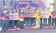  ?? ?? TAHNIAH: Semua pemenang menerima hadiah bersama tetamu dan penganjur kejohanan, Sabtu lalu.