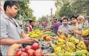  ??  ?? The sale of fruit ripened using calcium carbide is illegal, yet the prohibitio­n is not effectivel­y implemente­d. BURHAAN KINU/HT FILE PHOTO