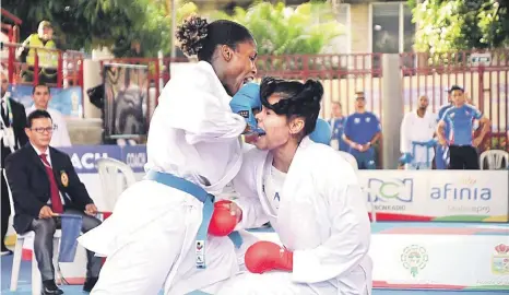  ?? ?? La dominicana Pamela Rodríguez va hacia la colombiana a la que derrotó 1-0 para ganar la medalla de oro.