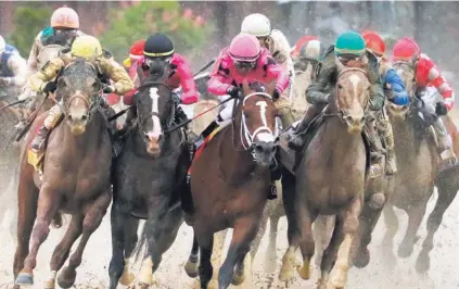  ?? AP ?? El famoso Derby de Kentucky, la carrera de caballos más importante del mundo, tuvo su episodio más polémico este año.