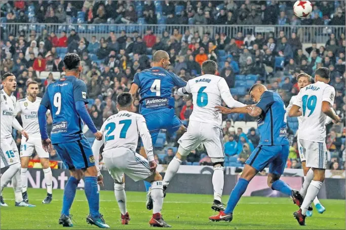  ??  ?? AHÍ ESTUVO. ‘Cata’ Díaz remató de cabeza, pero el balón se estrelló en el larguero de Keylor. Pudo haber sido el segundo gol del Fuenlabrad­a, que hubiese igualado la eliminator­ia.