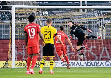  ?? FOTO: FEDERICO GAMBARINI/DPA ?? Ball im Netz: Dortmunds Torwart Roman Bürki sieht beim Schuss von Joshua Kimmich mindestens unglücklic­h aus.