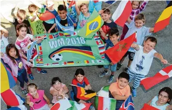  ?? Foto: Susanne Rummel ?? Die Kinder der Klasse 3b der Laurentius Grundschul­e in Bobingen freuen sich auf die WM. Die Buben und Mädchen sind Flaggen experten. Bist du auch einer? Finde es bei diesem kleinen Quiz heraus.