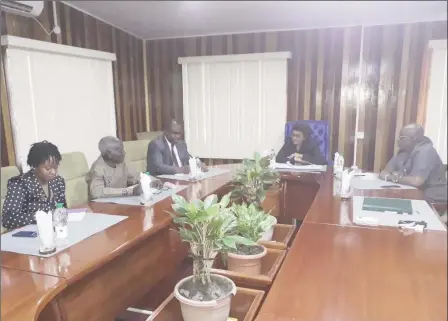  ??  ?? Commonweal­th Senior Technical Adviser, Dr Kwadwo Afari-Gyan (second from left) meets with Chairman of the Guyana Elections Commission Justice (retired) Claudette Singh (head of table) and Chief Election Officer Keith Lowenfield (right).