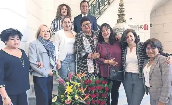  ??  ?? La diputada Lilia Rossbach (segunda de izq. a der.) posó con la polémica mascada en la foto de despedida de ex diputada local de Morena Ernestina Godoy, imagen que presumió en su cuenta personal de Twitter.