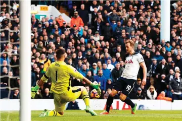  ??  ?? Tottenham Hotspur’s English striker Harry Kane (R) sees his attempt saves by Everton’s Spanish goalkeeper Joel Robles (L) during the English Premier League football match between Tottenham Hotspur and Everton at White Hart Lane in London. - AFP photo