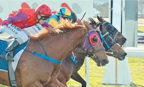  ??  ?? TIMING: Chief Navigator (outside) claims Kingsclere and The Decider in a maiden-class one over 2100m in Hobart.