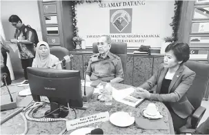  ??  ?? MERI PENERANG : Wan Junaidi (tengah) bejaku ba aum pengarang berita di Kuching kemari.