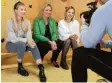  ?? Foto: StMAS, dpa ?? Ana Johnson (links) und Diana zur Löwen (rechts) beim Videodreh mit Ministerin Kerstin Schreyer.