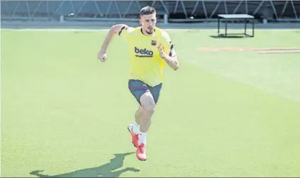  ?? FOTO: FCB ?? Clement Lenglet en el entrenamie­nto de ayer sobre el césped de la Ciutat Esportiva de Sant Joan Despí