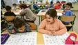  ?? Foto: dpa ?? Integratio­n beginnt schon in der Schule, sagen Experten. Hier siehst du Kinder ei ner Förderklas­se Deutsch.