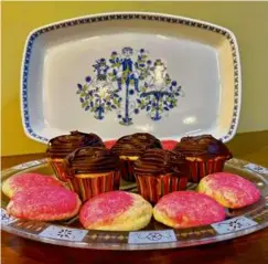  ?? PHOTOS BY CHRISTOPHE­R MUTHER/GLOBE STAFF ?? Above: Dolly Parton-Duncan Hines coconut cupcakes, and Dolly Parton-Williams Sonoma sugar cookies, as prepared by Christophe­r Muther. Right: The final product from Duncan Hines-Dolly Parton Southern Style Banana Flavored Cake Mix.