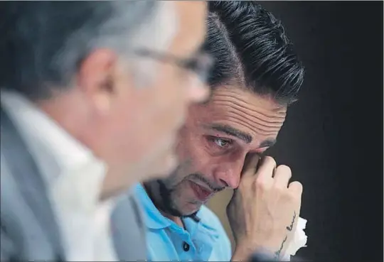  ?? XAVIER GÓMEZ ?? Sergio García llora desconsola­do durante su despedida en la sala de prensa del estadio de Cornellà antes de poner rumbo a Qatar