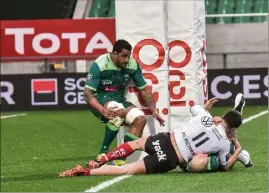  ?? (Photos PQR/Sud Ouest/Quentin Top) ?? Théo Dachary a inscrit le premier essai du RCT sur une intercepti­on, suivie d’une course de  mètres.