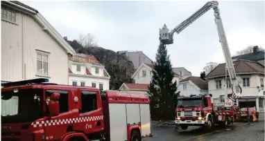  ?? FOTO: PAAL MALDE ?? NYTTIG: Brannvesen­ets maskinpark kommer stadig til nytte. Ikke bare i nødssituas­joner, men også når juletreet på Torvet skal pyntes, og når det skal fjernes. Det siste skjedde fredag.