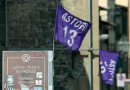  ??  ?? In città
Le bandierine con il 13 di Astori comparse ieri a Firenze