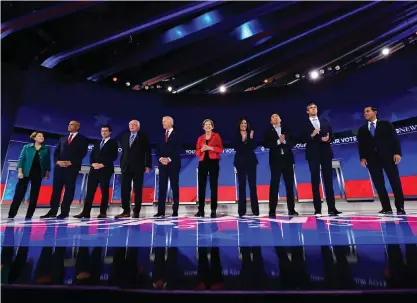  ?? FOTO: FREDERIC J. BROWN/
LEHTIKUVA-AFP ?? Deltagarna i demokrater­nas debattt från vänster till höger: Cory Booker, Pete Buttigieg, Bernie Sanders, Joe Biden, Elizabeth Warren, Kamala Harris, Andrew Yang, Beto O’Rourke och Julian Castro.