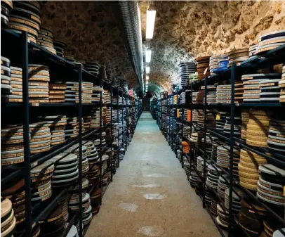  ??  ?? Patrimoine. Dans les sous-sols du fort de Saint-Cyr (Yvelines) sont stockées les archives de la Cinémathèq­ue française en attente de restaurati­on.